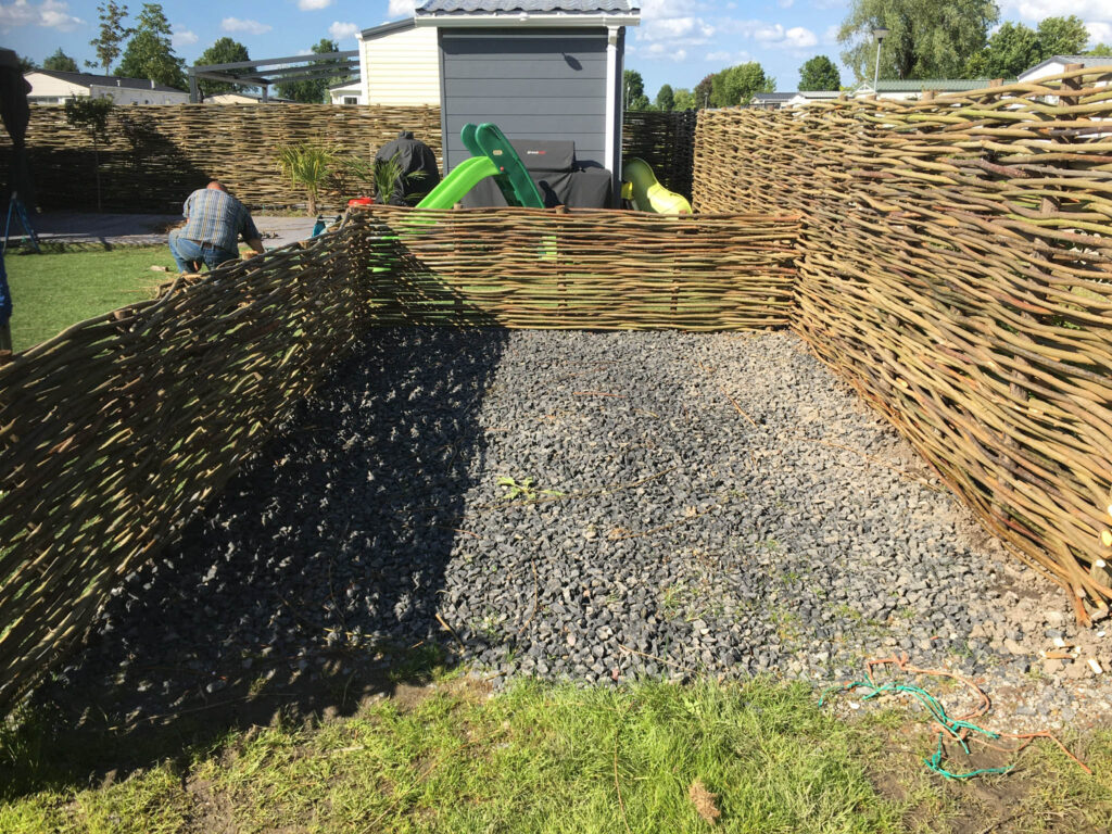 Voorbeeld van een geplaatste wilgenschutting in landelijke tui